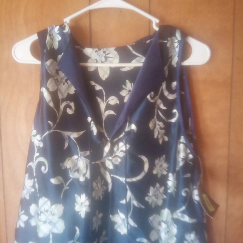 Halston Navy Blue Floral Sleeveless Blouse XL NWT Flowy V-Neck Top - Picture 2 of 3